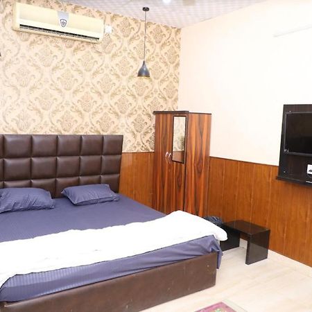 Hotel Aashirvad ฟารีดาบัด ภายนอก รูปภาพ