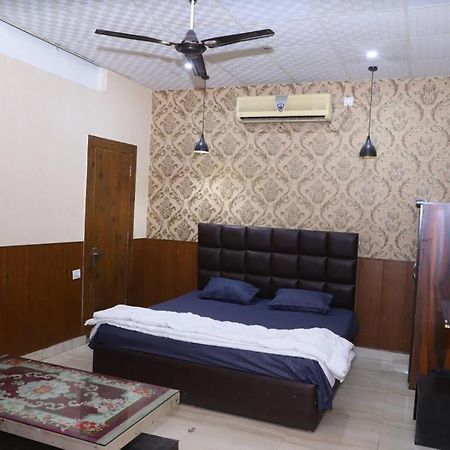 Hotel Aashirvad ฟารีดาบัด ภายนอก รูปภาพ