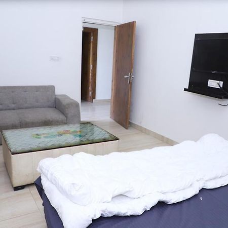 Hotel Aashirvad ฟารีดาบัด ภายนอก รูปภาพ