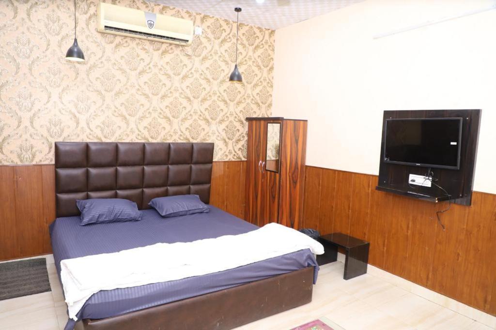Hotel Aashirvad ฟารีดาบัด ภายนอก รูปภาพ