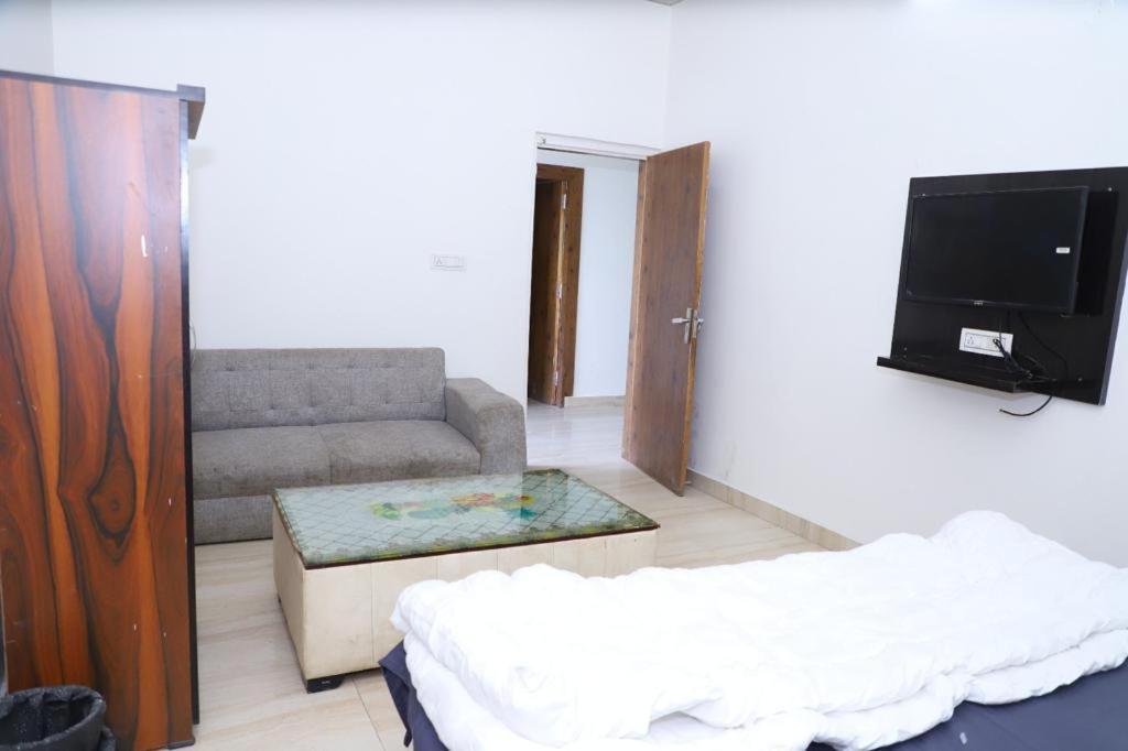 Hotel Aashirvad ฟารีดาบัด ภายนอก รูปภาพ
