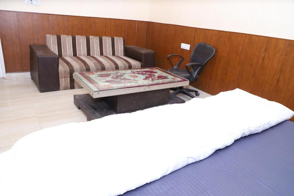 Hotel Aashirvad ฟารีดาบัด ภายนอก รูปภาพ