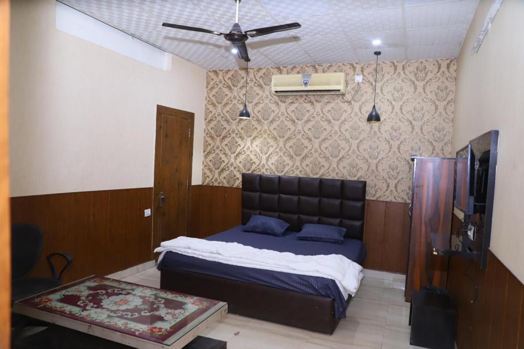 Hotel Aashirvad ฟารีดาบัด ภายนอก รูปภาพ