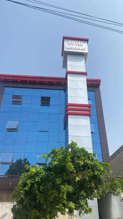 Hotel Aashirvad ฟารีดาบัด ภายนอก รูปภาพ