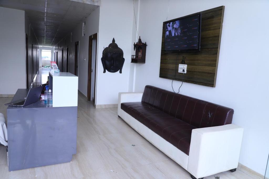 Hotel Aashirvad ฟารีดาบัด ภายนอก รูปภาพ