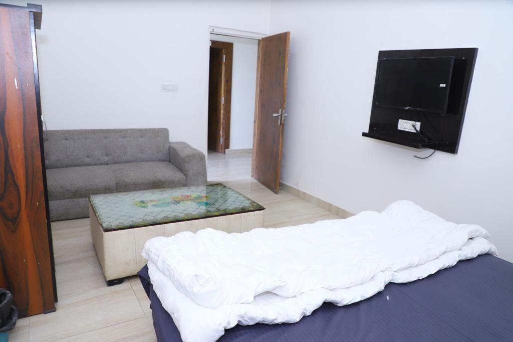 Hotel Aashirvad ฟารีดาบัด ภายนอก รูปภาพ