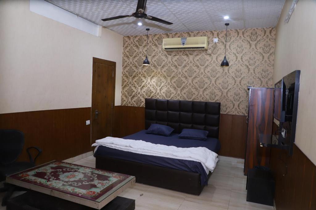 Hotel Aashirvad ฟารีดาบัด ภายนอก รูปภาพ