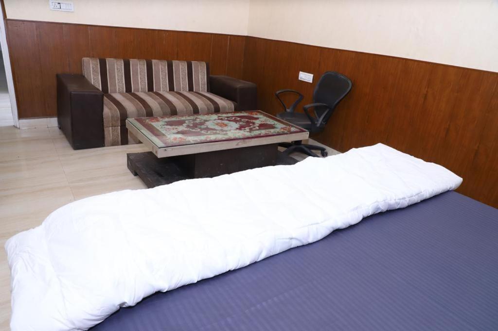 Hotel Aashirvad ฟารีดาบัด ภายนอก รูปภาพ
