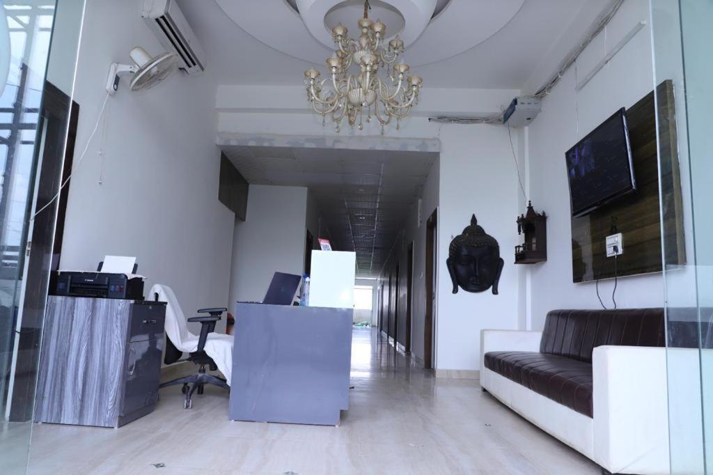 Hotel Aashirvad ฟารีดาบัด ภายนอก รูปภาพ