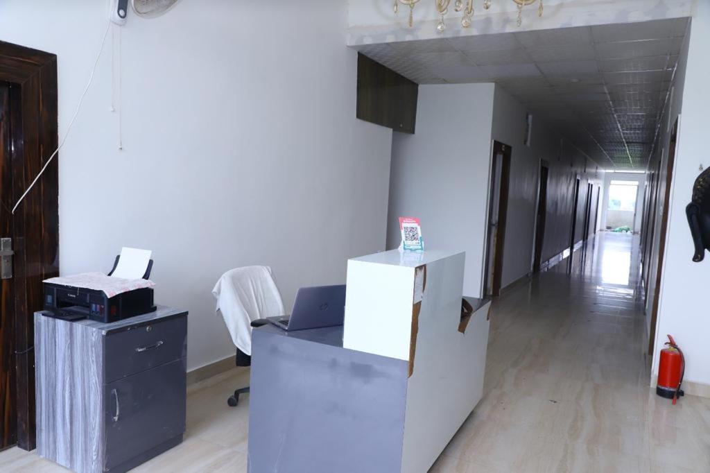 Hotel Aashirvad ฟารีดาบัด ภายนอก รูปภาพ